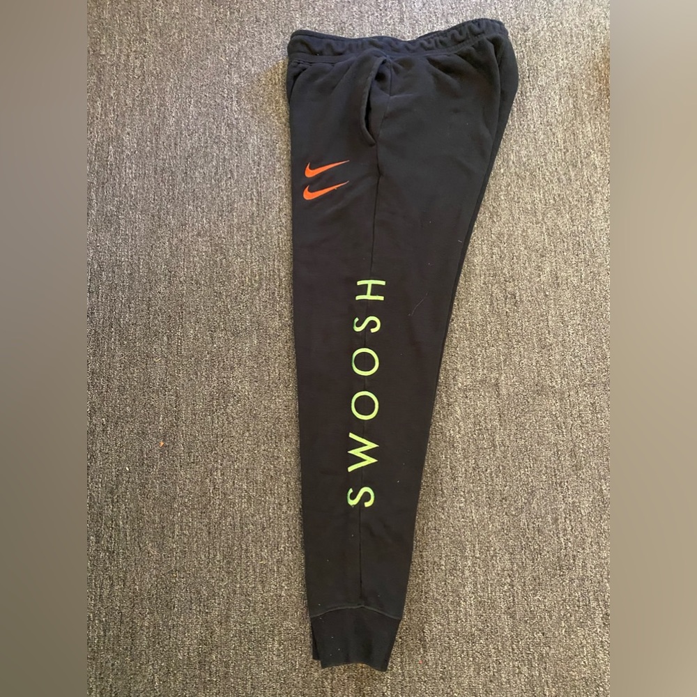 Nike sweatpants size small, they are stretchy